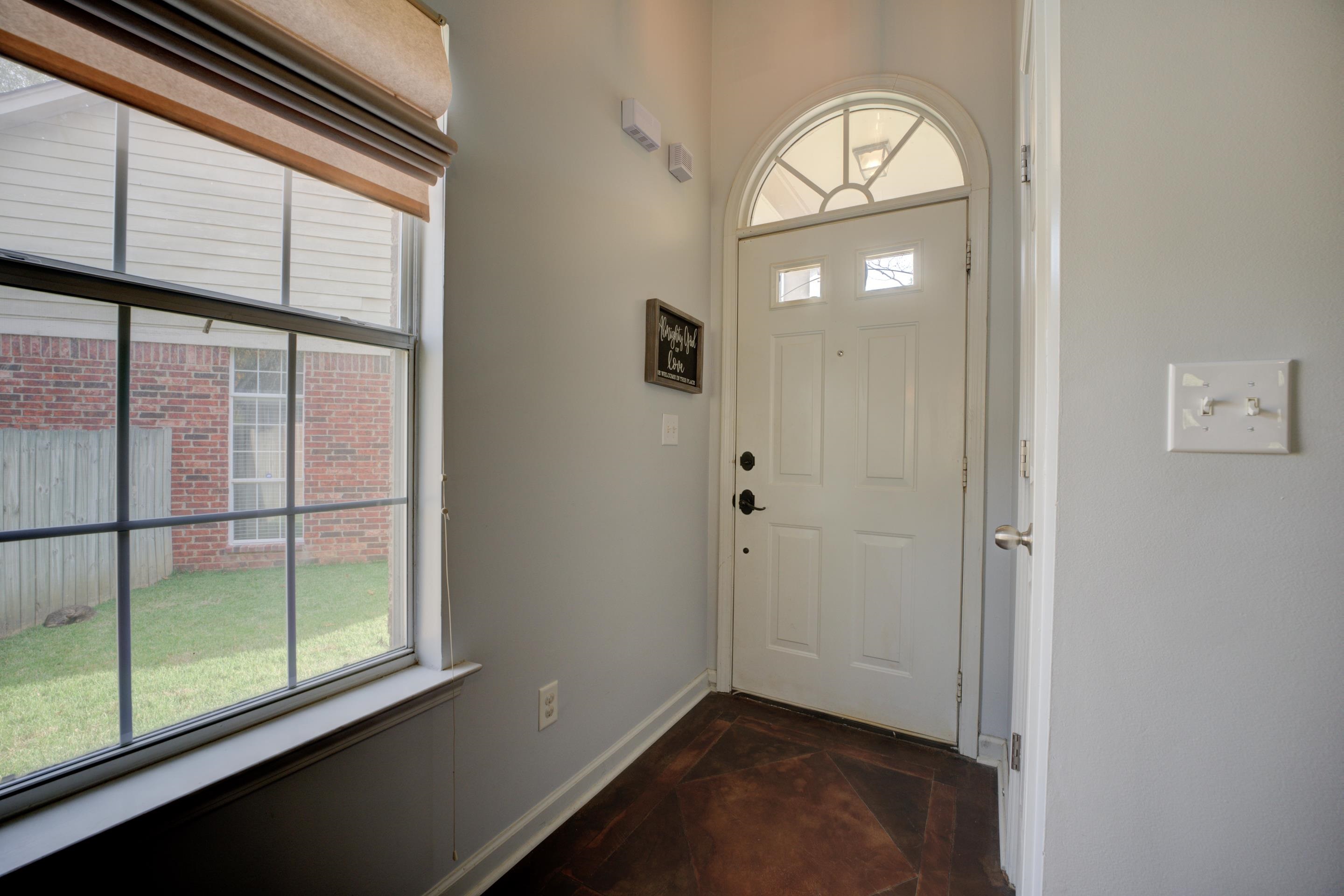 9696 Java Cove Memphis, TN 38002 - Photo 2 of 26 Welcome your guests as they enter into the gracious entry.