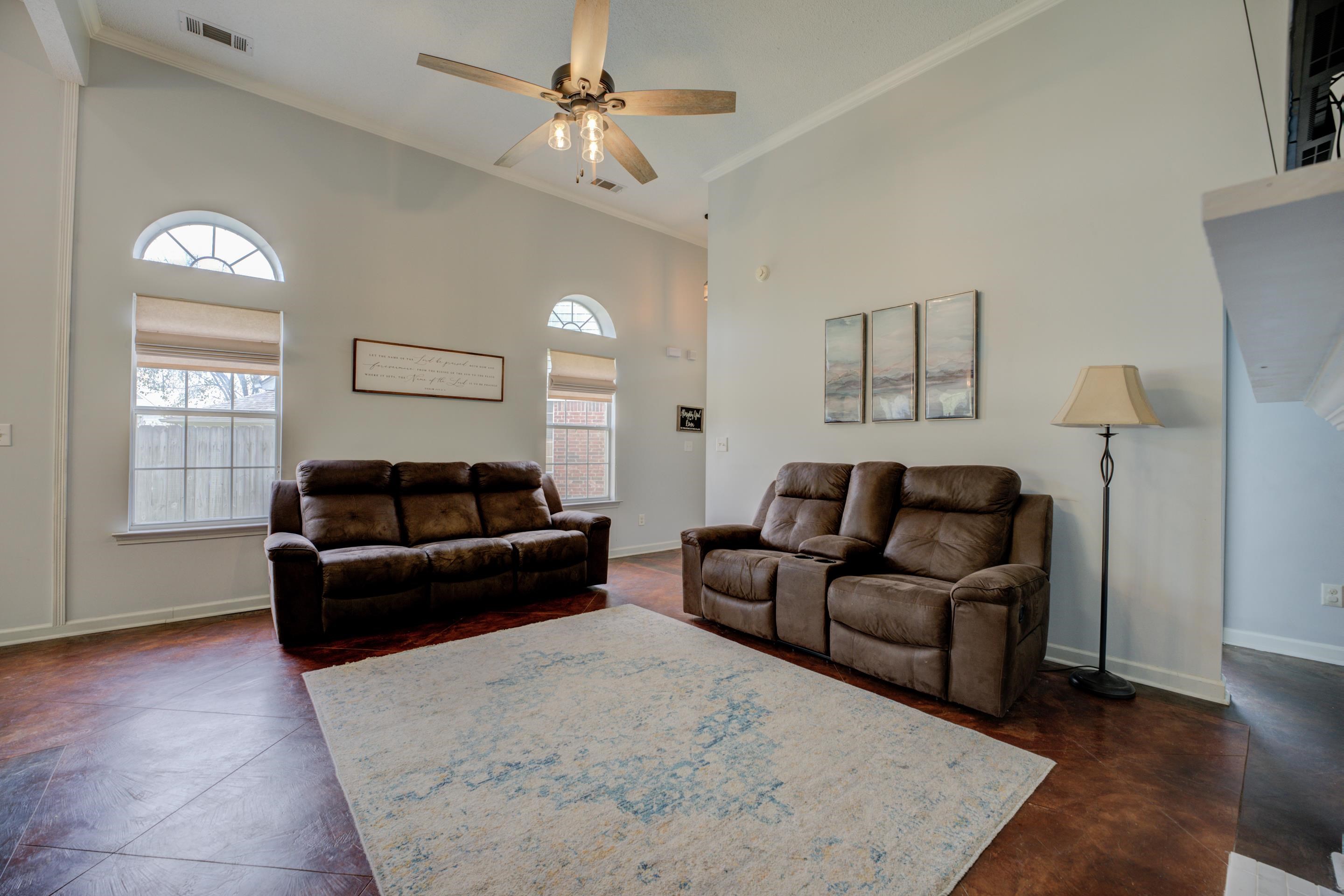 9696 Java Cove Memphis, TN 38002 - Photo 10 of 26 Sit back and relax in the spacious great room.