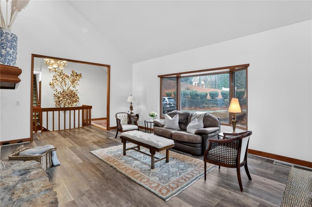 365 Crosstree Lane Sandy Springs, GA 30328 - Photo 6 of 38