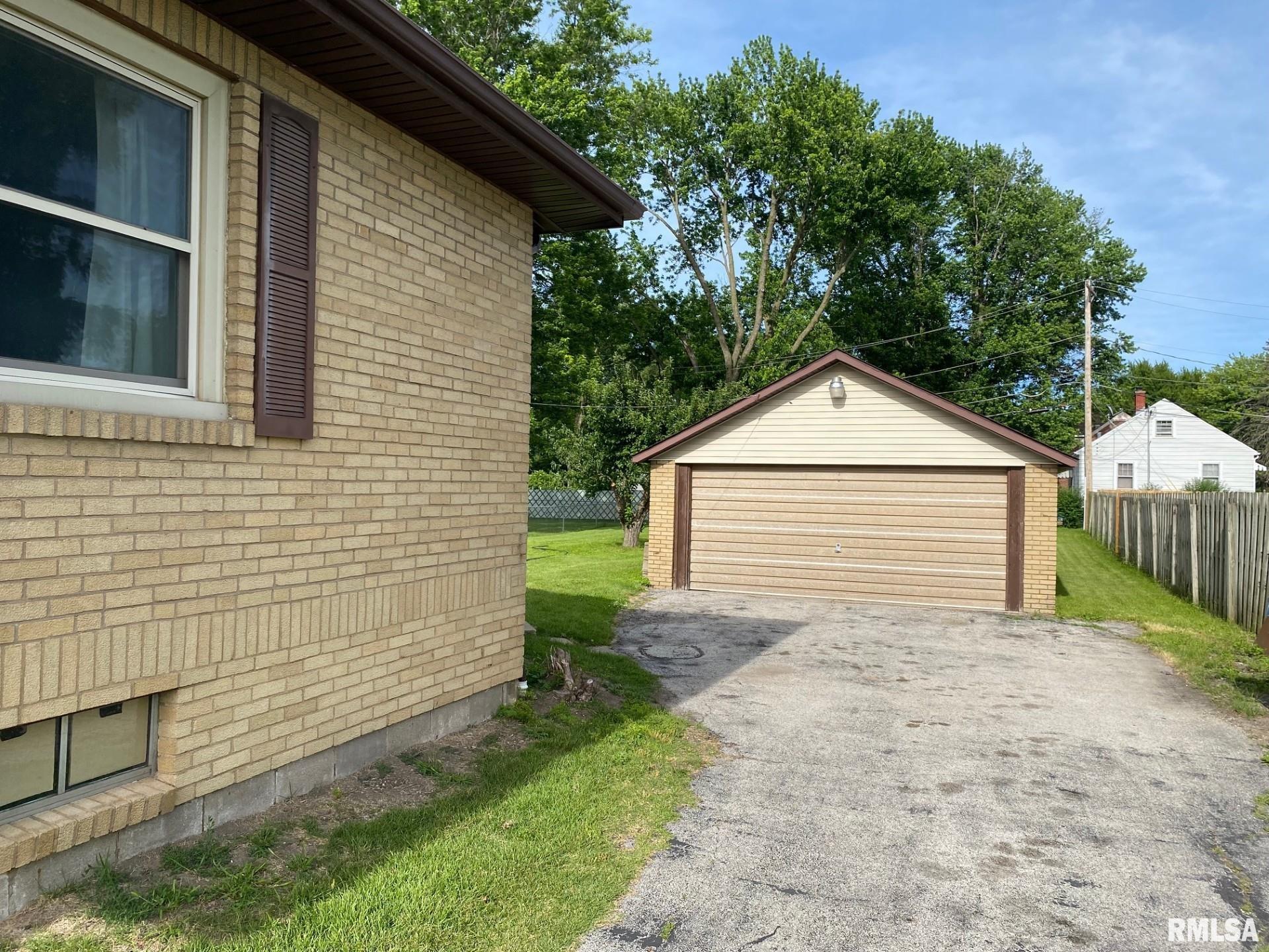 2111 10th Street Silvis, IL 61282 - Photo 2 of 16