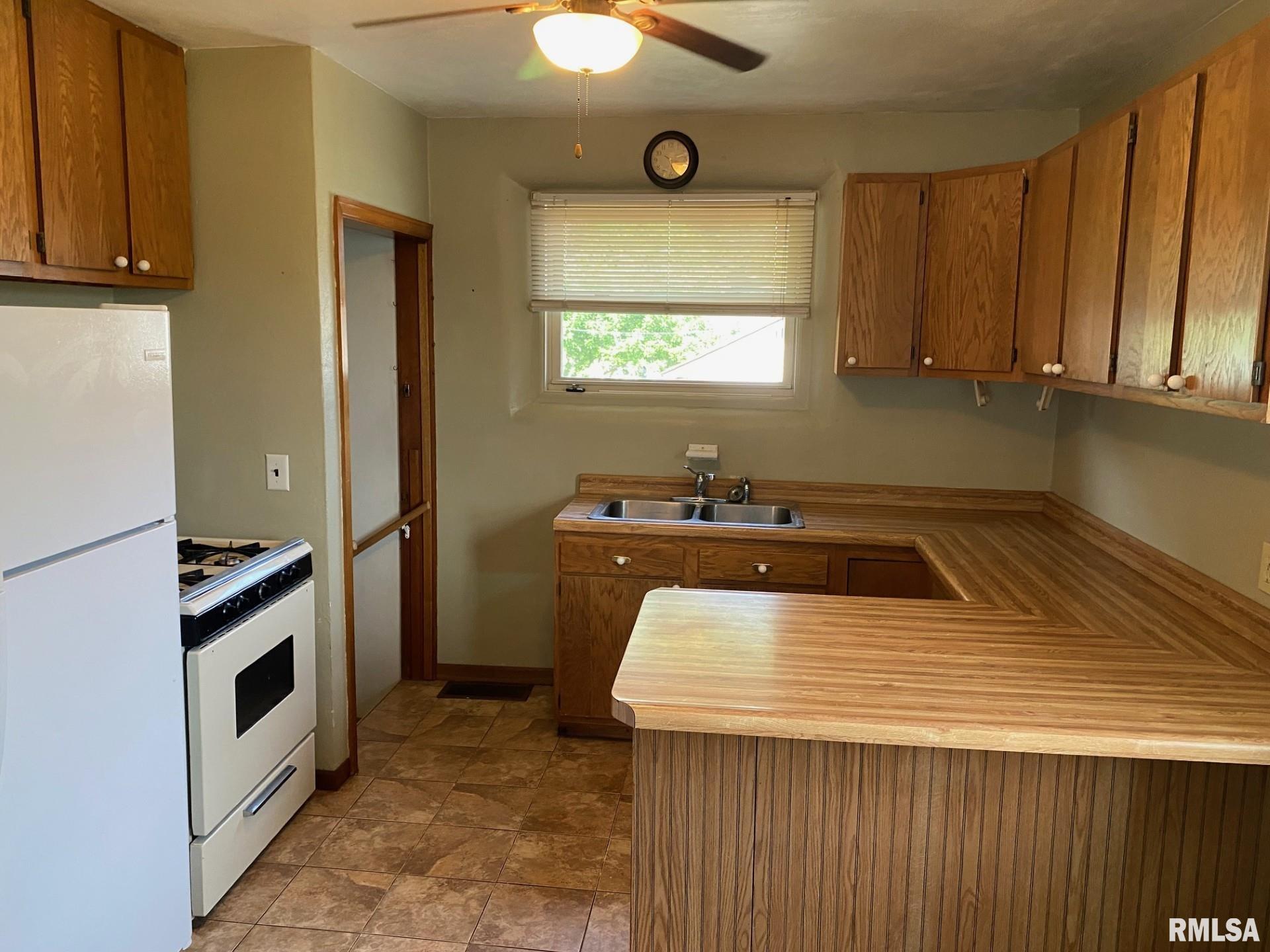 2111 10th Street Silvis, IL 61282 - Photo 9 of 16