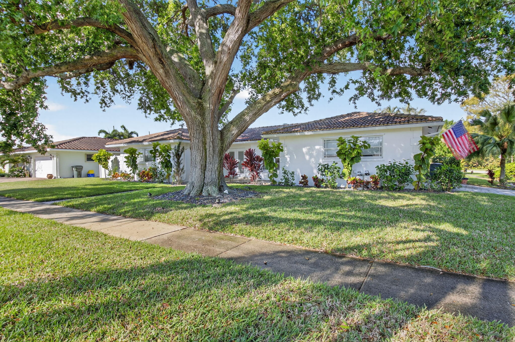 1010 Southwest 2nd Street Boca Raton, FL 33486 - Photo 3 of 40 3-web-or-mls-DSC_9335