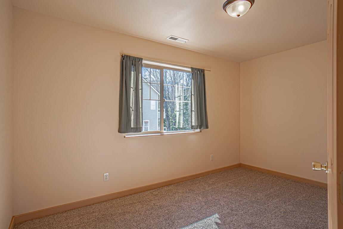 913 Bellview Avenue Ashland, OR 97520 - Photo 22 of 29 Upstairs Guest Bedroom #3