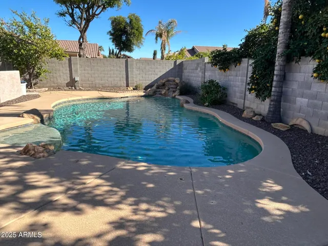 a view of a backyard