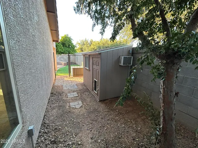 a view of a backyard