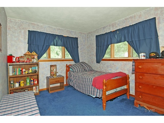 11N918 Almora Terrace Elgin, IL 60124 - Photo 8 of 10 a bedroom with a bed and a dresser