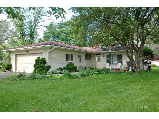11N918 Almora Terrace Elgin, IL 60124 - Photo 10 of 10 a view of a house with a backyard