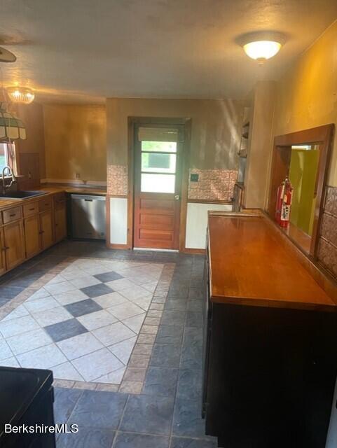 68 Cleveland Street North Adams, MA 01247 - Photo 6 of 26 thumbnail_IMG_5845