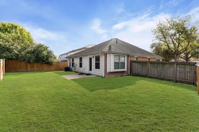 a view of a house with a backyard