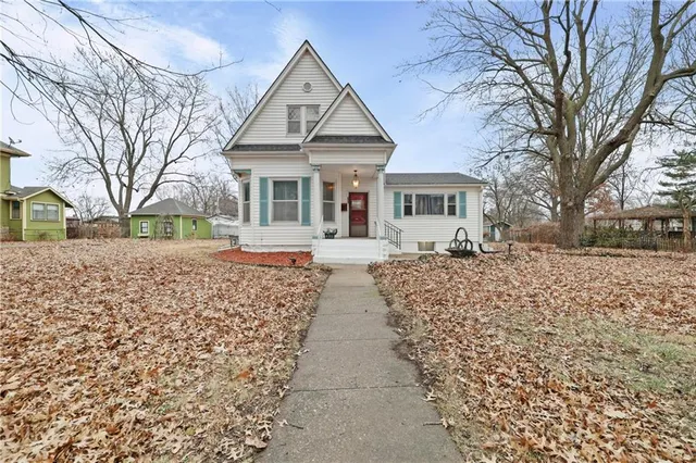 $269,500 | 406 South Russell Street, Odessa, MO 64076