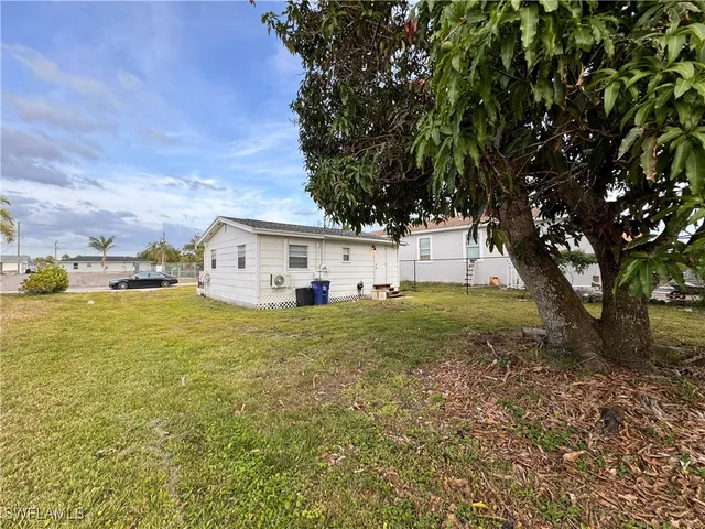 a view of a house with backyard