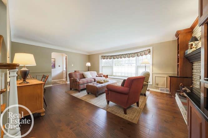 87 Ridge Road Grosse Pointe, MI 48236 - Photo 5 of 43 31330107-4.JPG