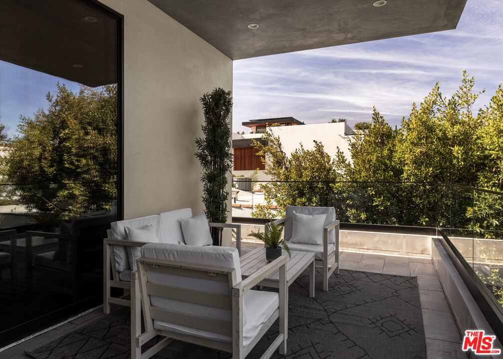 6509 Colgate Avenue Los Angeles, CA 90048 - Photo 15 of 36 a view of an outdoor seating area