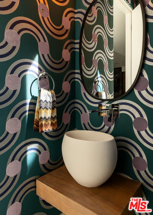 6509 Colgate Avenue Los Angeles, CA 90048 - Photo 30 of 36 an outdoor space with sitting area