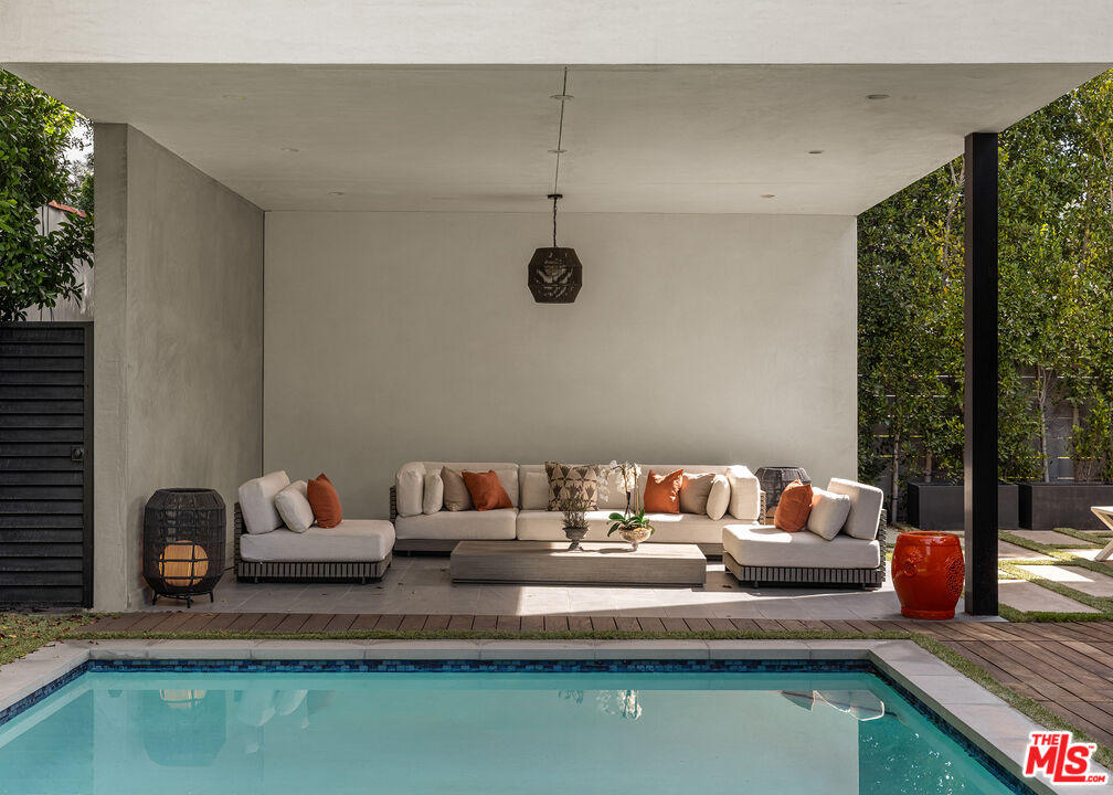 6509 Colgate Avenue Los Angeles, CA 90048 - Photo 31 of 36 a living room with furniture and a window