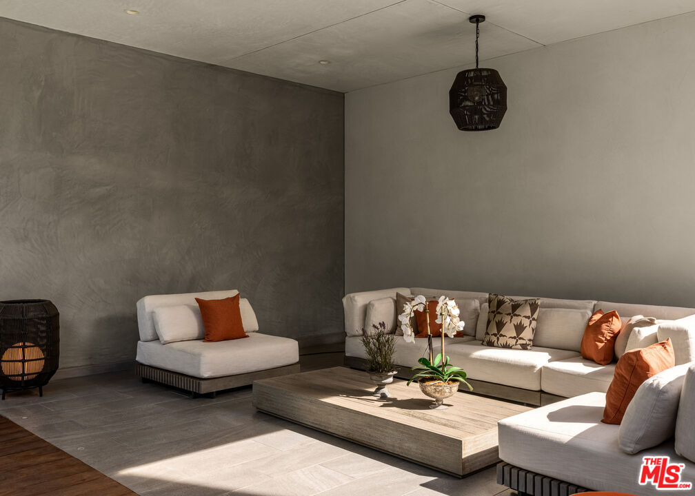 6509 Colgate Avenue Los Angeles, CA 90048 - Photo 32 of 36 a living room with furniture and a couch