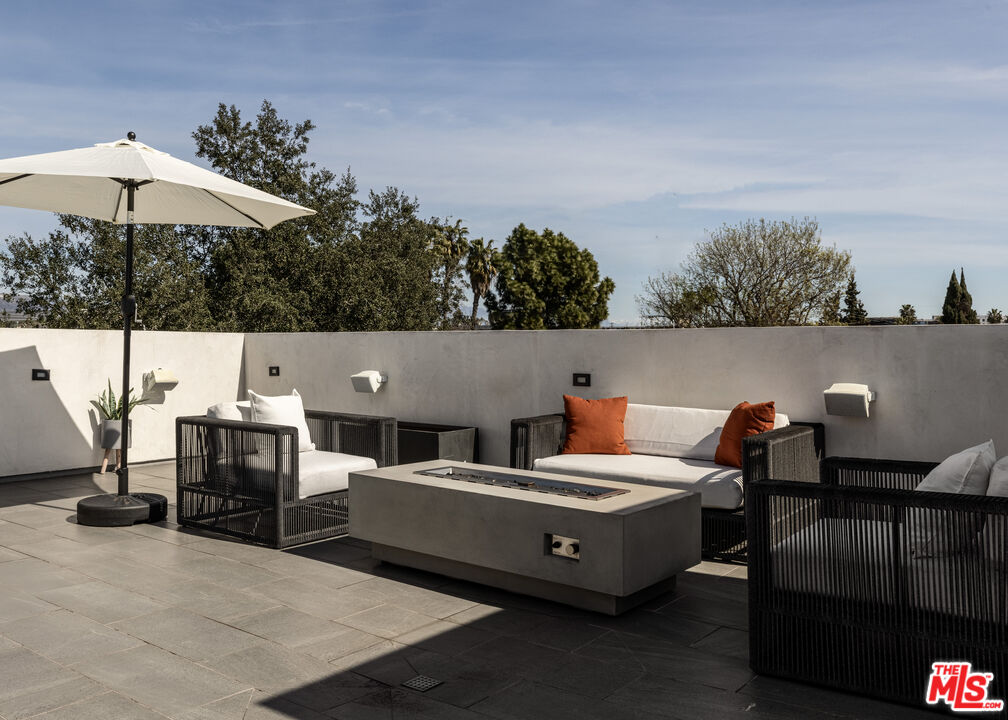 6509 Colgate Avenue Los Angeles, CA 90048 - Photo 34 of 36 a view of a terrace with furniture and stove