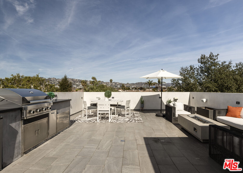 6509 Colgate Avenue Los Angeles, CA 90048 - Photo 35 of 36 a terrace with outdoor seating and city view