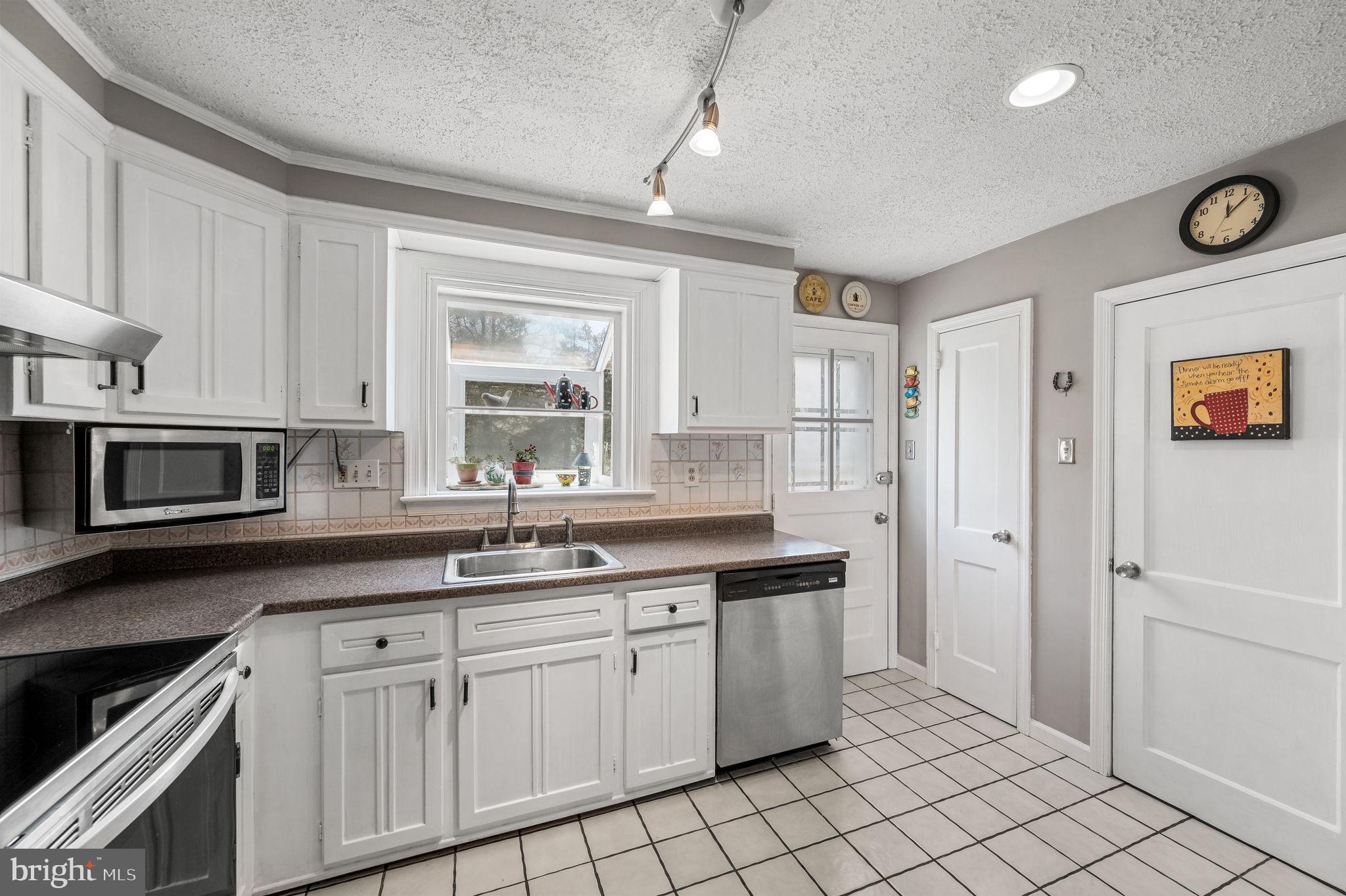 412 Briarwood Road Wallingford, PA 19086 - Photo 8 of 33 Modern Eat-In Kitchen