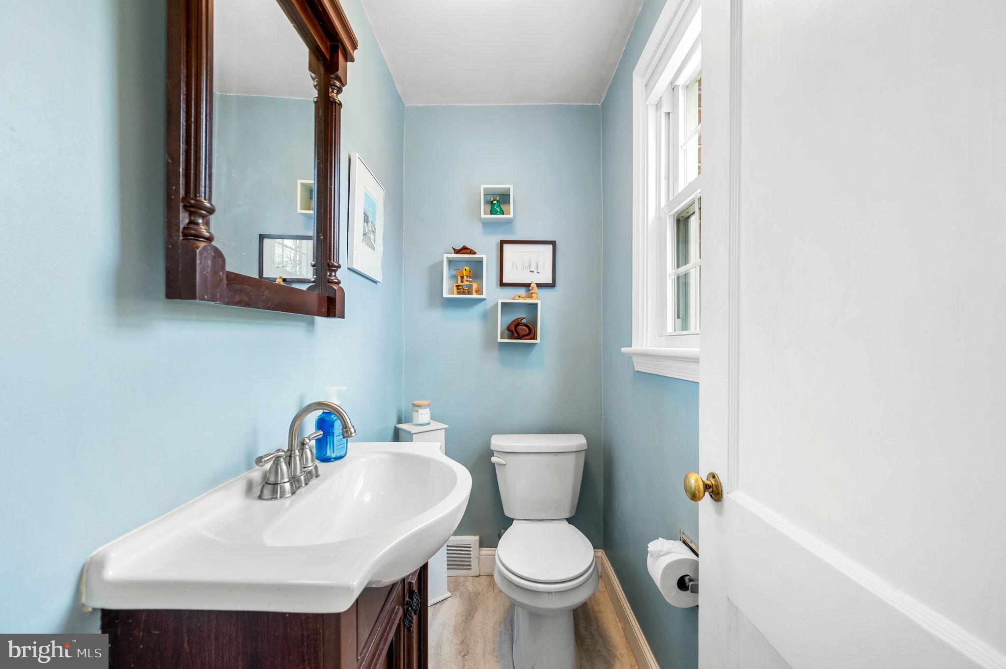 412 Briarwood Road Wallingford, PA 19086 - Photo 10 of 33 Powder Room