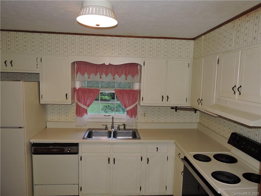 87 Underhill Road Hendersonville, NC 28792 - Photo 12 of 30 Gallery Image 12