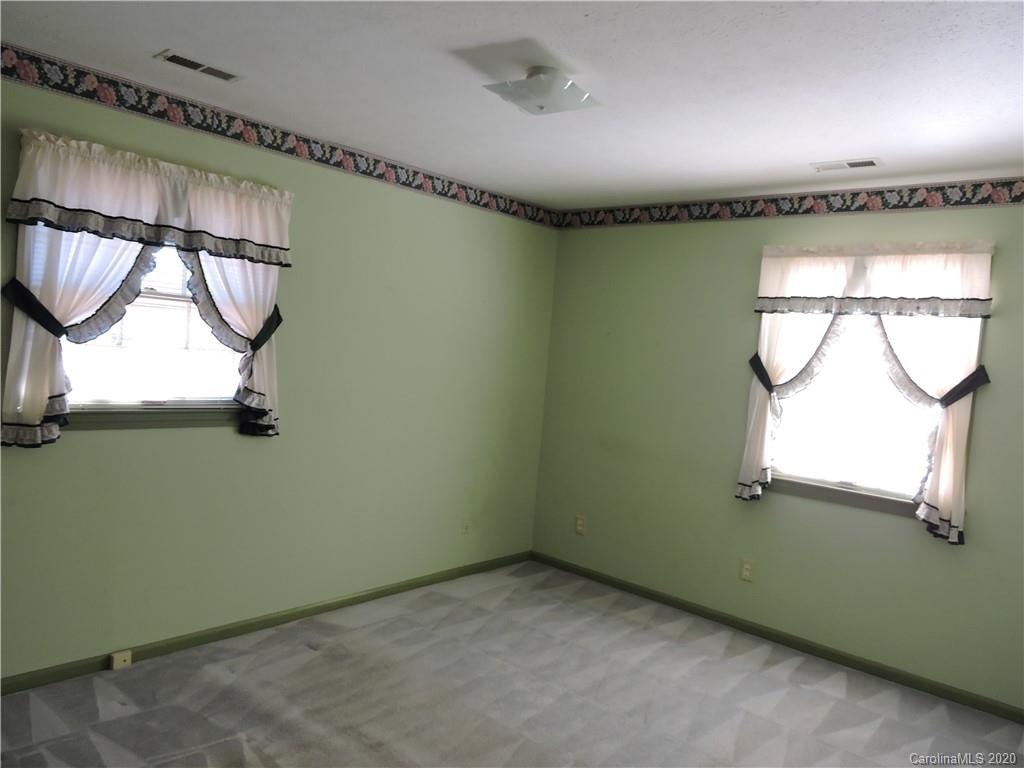 87 Underhill Road Hendersonville, NC 28792 - Photo 17 of 30 Gallery Image 17
