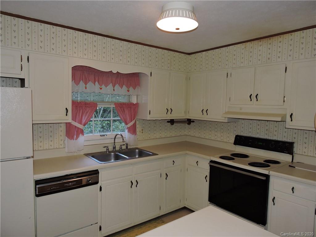 87 Underhill Road Hendersonville, NC 28792 - Photo 7 of 30 Gallery Image 7