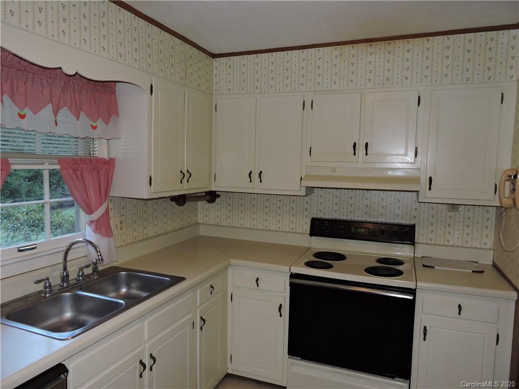 87 Underhill Road Hendersonville, NC 28792 - Photo 8 of 30 Gallery Image 8