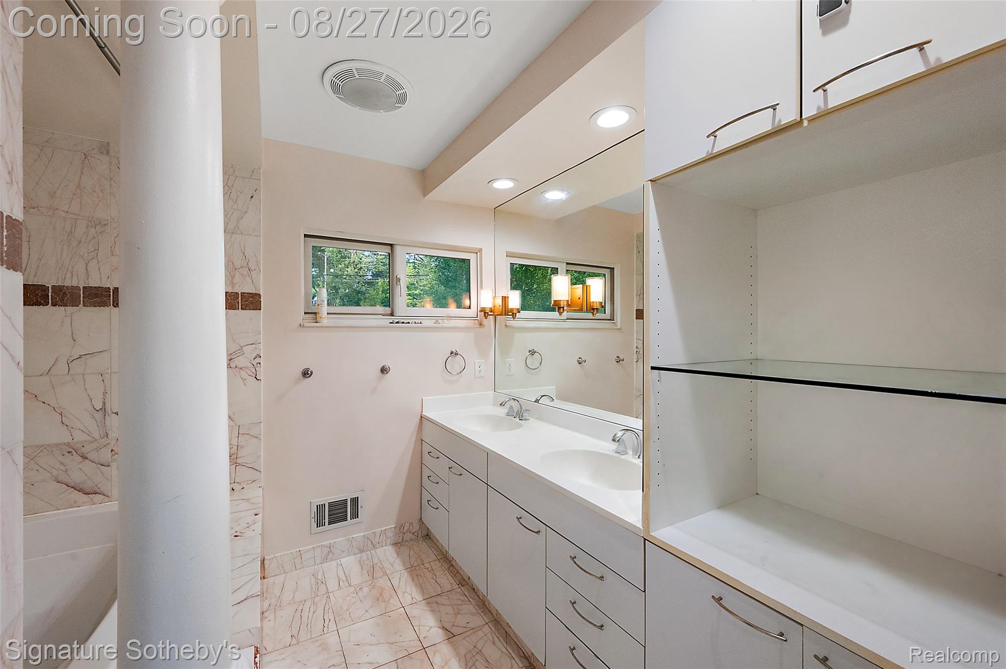4701 West Maple Road Bloomfield Hills, MI 48301 - Photo 17 of 27 88-4701 W Maple Rd(Declutter)-28.jpg