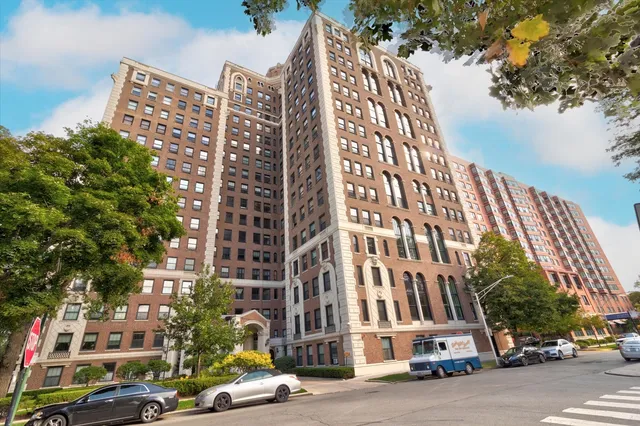 $289,900 | 5555 South Everett Avenue, Unit C14, Chicago, IL 60637