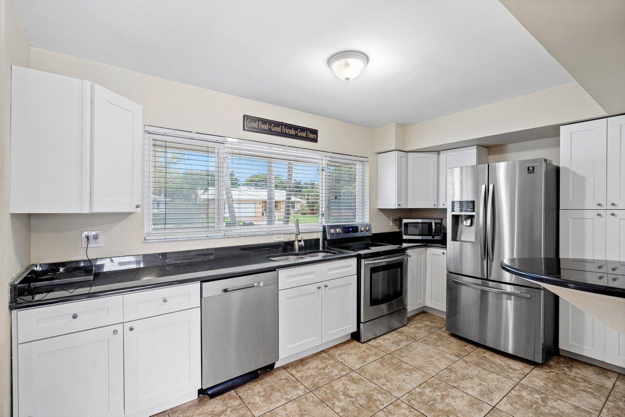 101 Palamino Circle Boca Raton, FL 33487 - Photo 4 of 17 006-101PalaminoCircle-BocaRaton-FL-33487