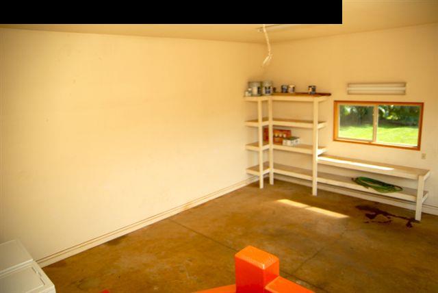 55 Ulumalu Road Haiku, HI 96708 - Photo 24 of 26 a view of a room with gym equipment and a table