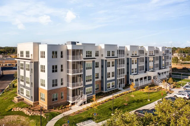 $438,344 | 2350 Harbor Place, Unit 214, Mound, MN 55364