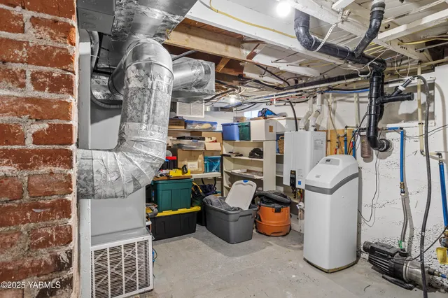 a view of a house with a yard and garden