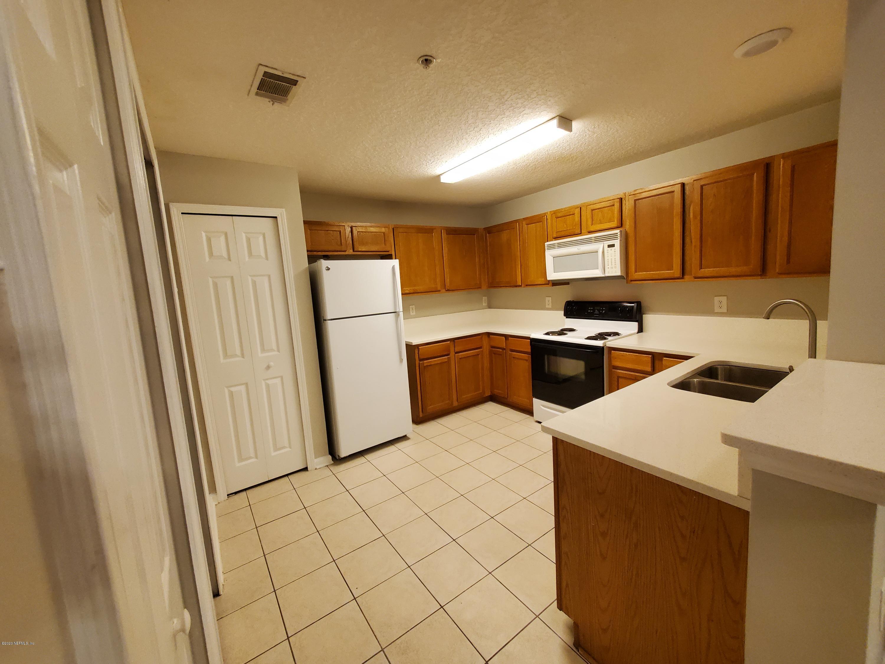 7920 Merrill Road, Unit 1216 Jacksonville, FL 32277 - Photo 2 of 15 Kitchen
