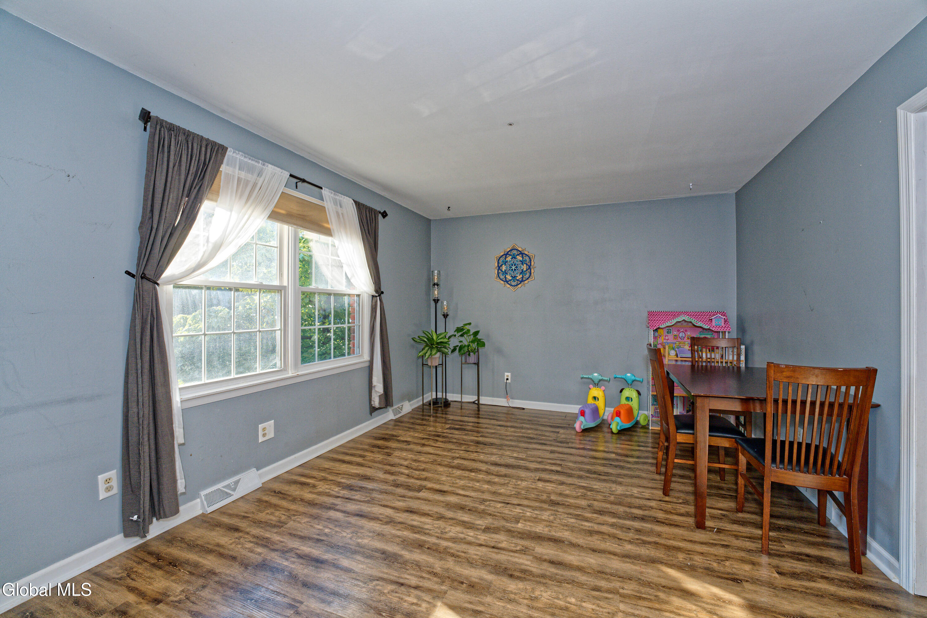1841 Tower Street Schenectady, NY 12303 - Photo 10 of 31 2 Livingroom 2