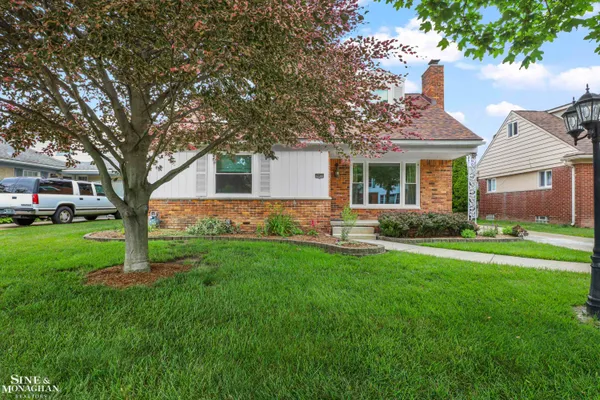 $375,000 | 20631 Wedgewood Drive, Grosse Pointe Woods, MI 48236