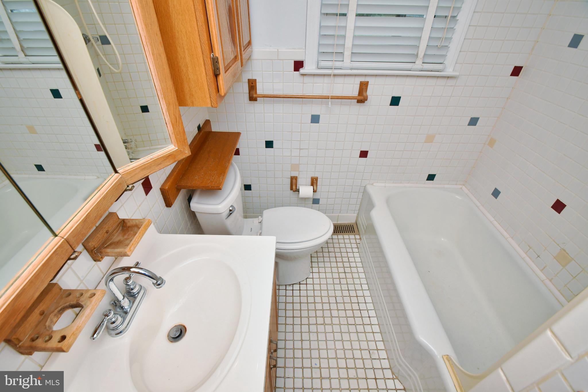 2022 Oakland Road Baltimore, MD 21220 - Photo 22 of 47 Bath on Main Level