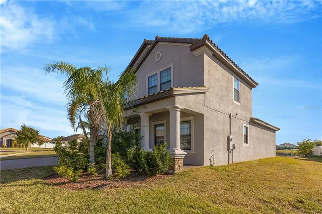 a view of a house with a yard