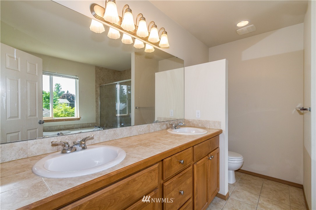 1733 Southeast 30th Place Renton, WA 98055 - Photo 4 of 16