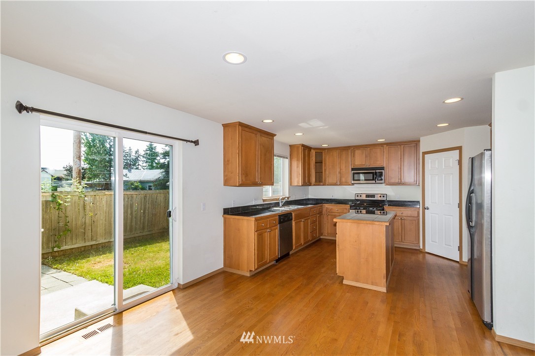 1733 Southeast 30th Place Renton, WA 98055 - Photo 8 of 16