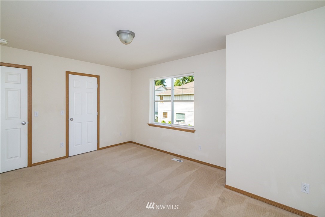 1733 Southeast 30th Place Renton, WA 98055 - Photo 9 of 16