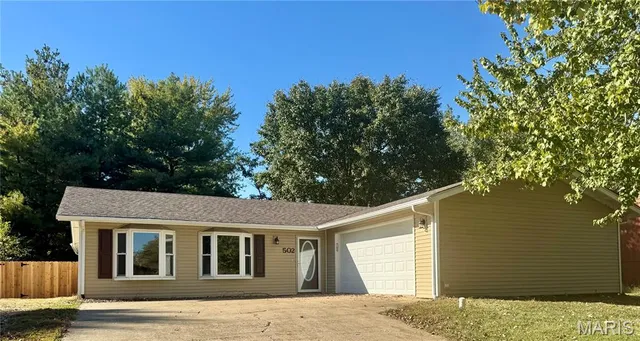 $259,900 | 502 Lindenwood Drive, Troy, IL 62294
