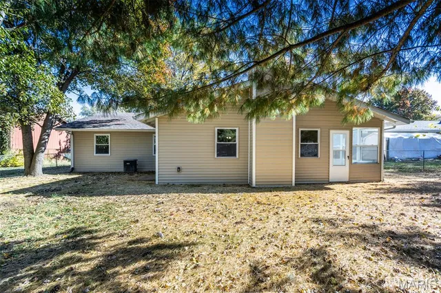 $259,900 | 502 Lindenwood Drive, Troy, IL 62294