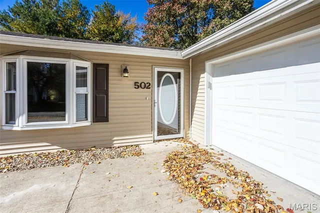 $259,900 | 502 Lindenwood Drive, Troy, IL 62294