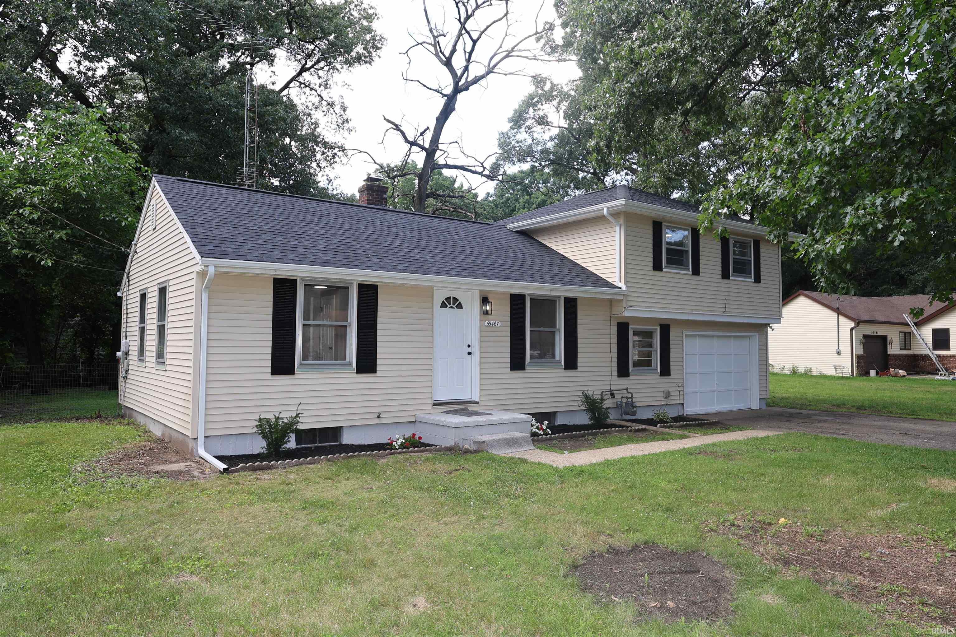 55467 Butternut Road South Bend, IN 46628 - Photo 2 of 33