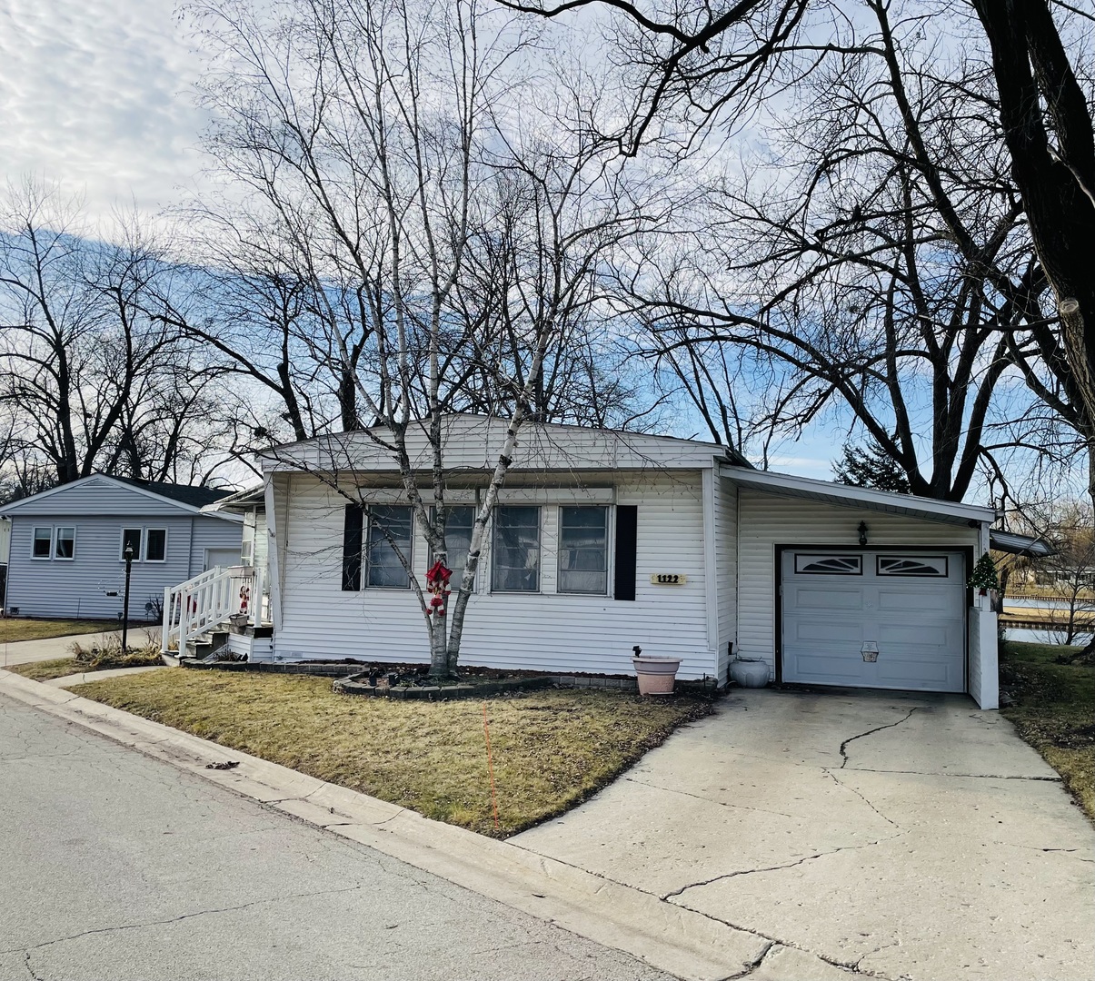 1122 Lakewood Road Elgin, IL 60123 - Photo 2 of 14 a front view of house with yard