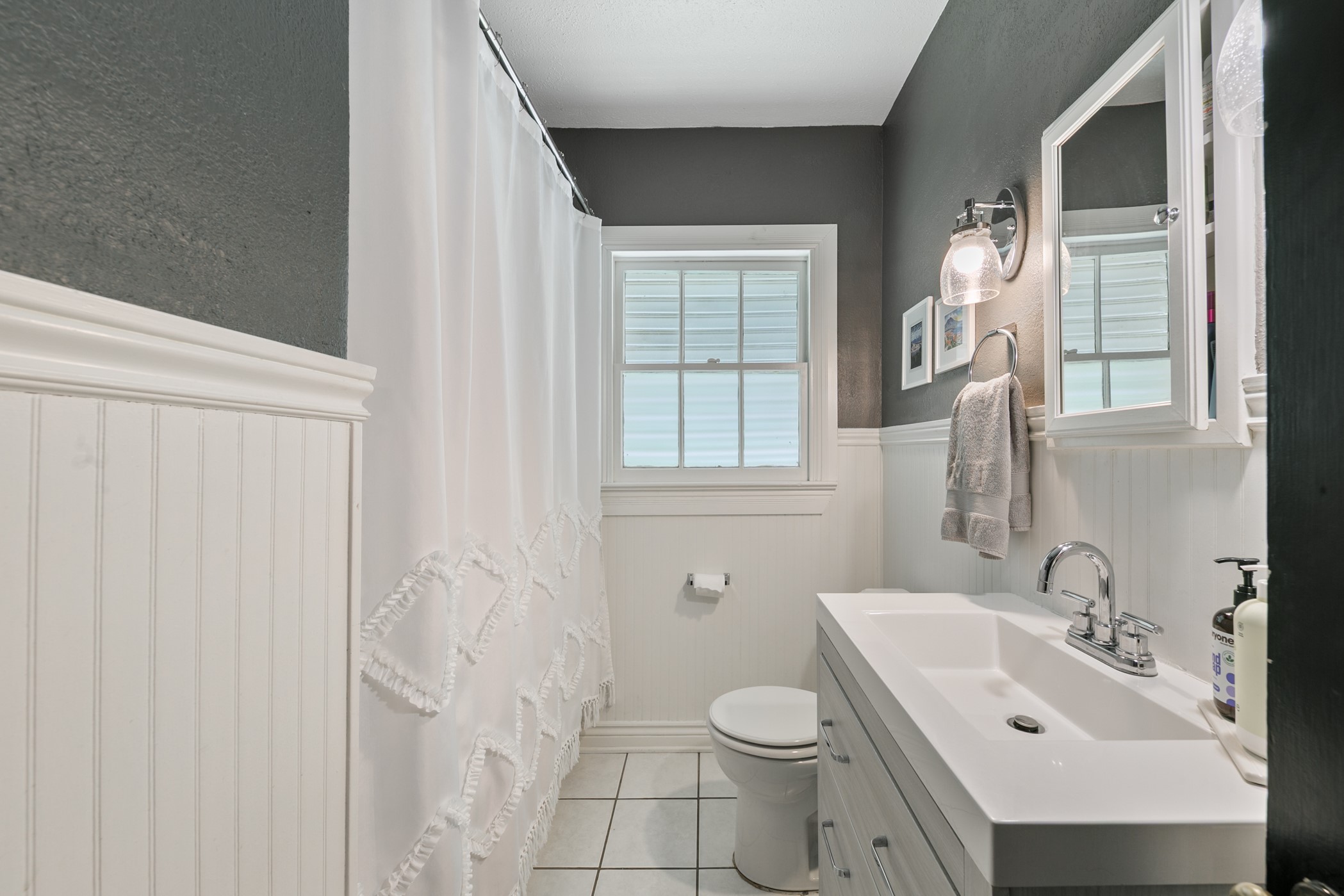 503 West 33rd Street Houston, TX 77018 - Photo 26 of 34 The charm continues into the hall secondary bathroom with wainscoting, clawfoot tun and beautiful paint and fixtures.