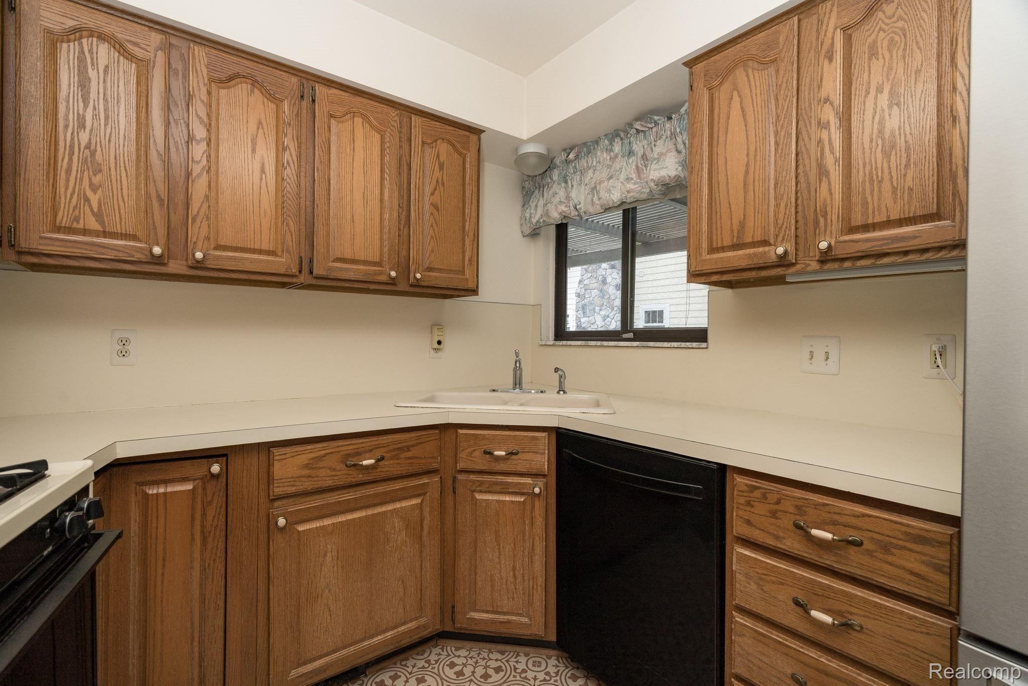 741 Delanoy Court Rochester, MI 48307 - Photo 15 of 39 17-web-or-mls-741-Delanoy-Ct-17.jpg