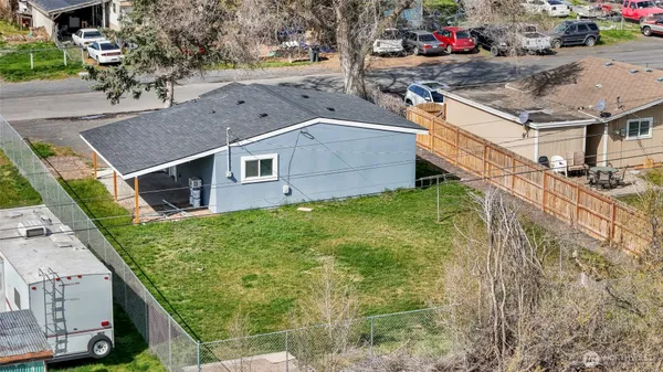 a view of a backyard